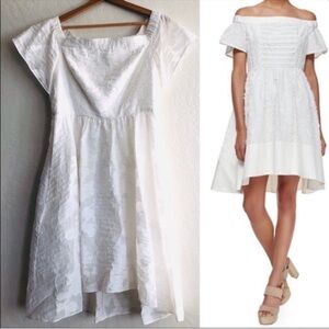 Tibi New York off the shoulder white dress
High-low hem detail
Size 8